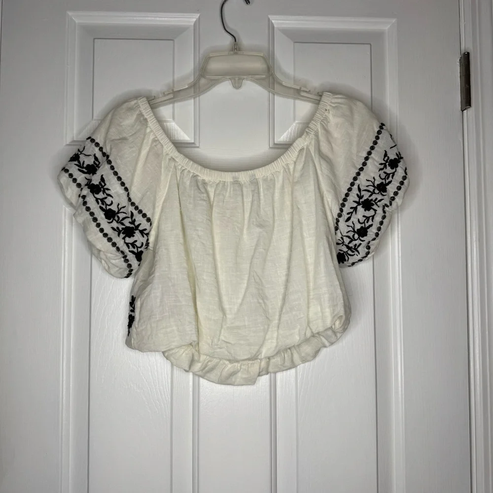 American Eagle Embroidered Off-Shoulder White Crop Top Blue small